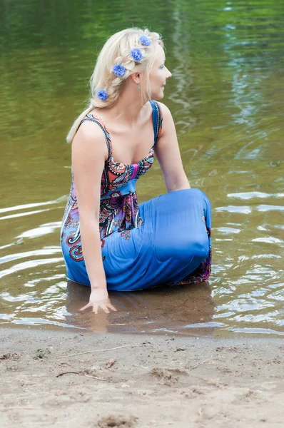 Aufnahme einer schönen Frau im Teich — Stockfoto