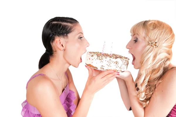 Zwei Mädchen essen den Kuchen — Stockfoto