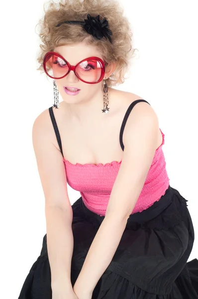 Blondin i stora röda solglasögon — Stockfoto