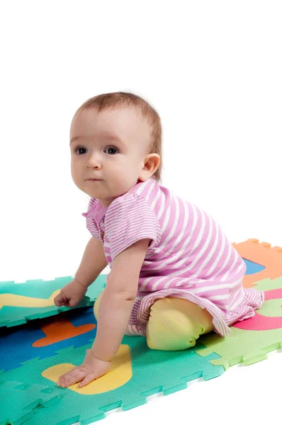 Liten söt baby sitter på golvet — Stockfoto