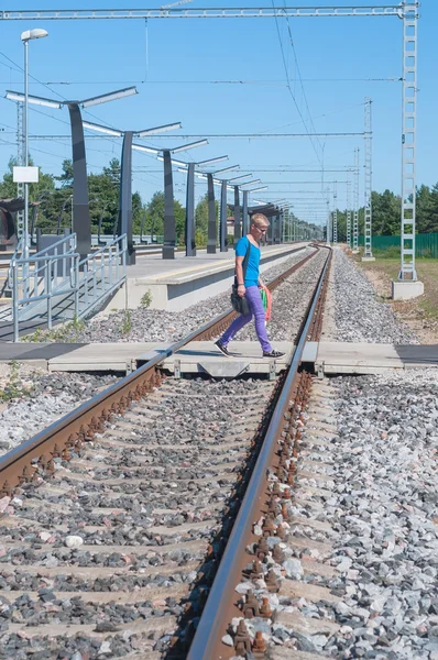 Hombre caminando por las vías del ferrocarril — Foto de Stock