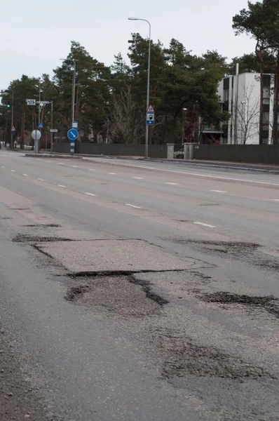 坑坑洼洼的道路上 — 图库照片