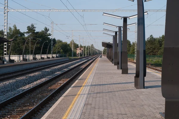 Railroad tracks en perron — Stockfoto