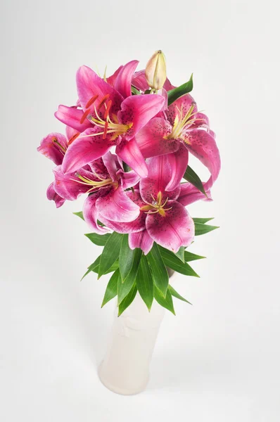 Bouquet de lirio en florero — Foto de Stock