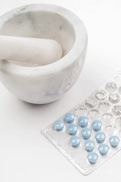 Niebieski leków (tabletek) i marmurowy moździerz — Zdjęcie stockowe