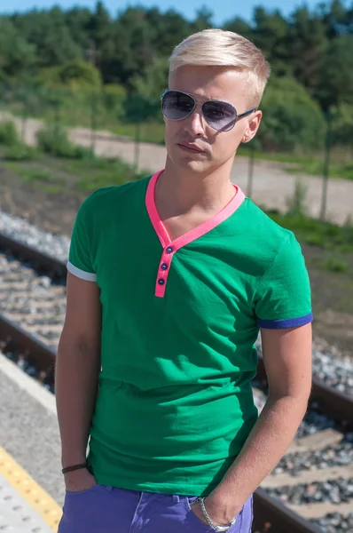 Schöner Mann mit Sonnenbrille auf Bahnsteig — Stockfoto