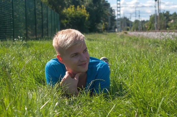 草で横になっている男 — ストック写真