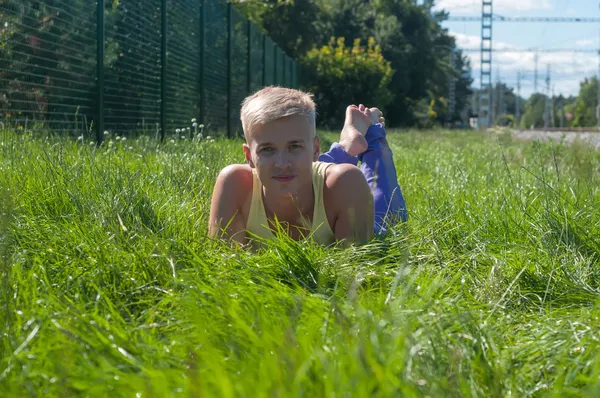 Mann liegt im Gras — Stockfoto