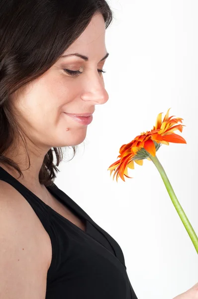 花と若い美しい女性のポートレート — ストック写真