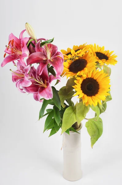 Lilie und Sonnenblumen in der Vase — Stockfoto