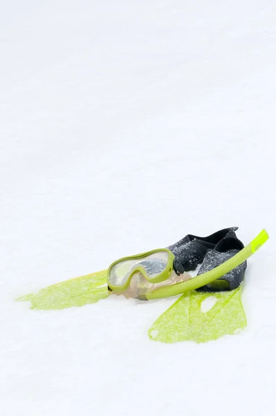 Mask and flippers lying on the snow — Stock Photo, Image