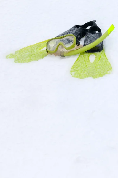 Snorkel, máscara e nadadeiras na neve — Fotografia de Stock