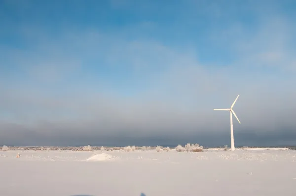 Väderkvarn och blå himmel på vintern — Stockfoto