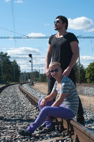 Двоє молодих людей на залізничних коліях — стокове фото