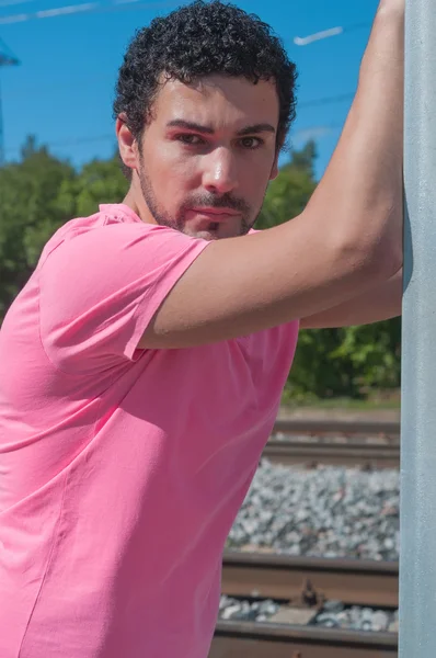 Hombre joven guapo en camiseta rosa — Foto de Stock