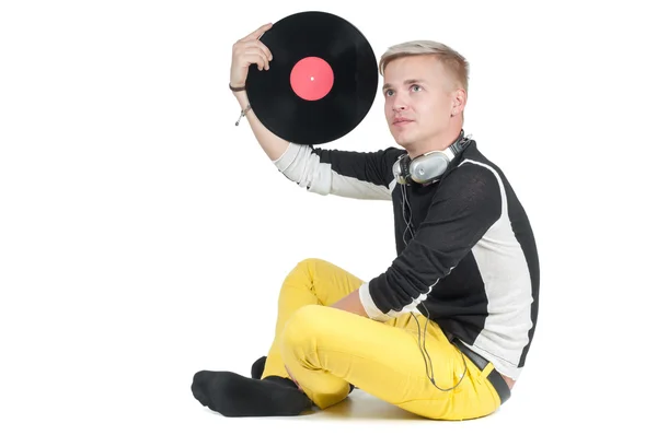 Jongeman met vinyl record — Stockfoto