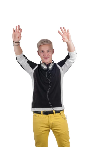 Чоловік з навушниками піднімає руки вгору — стокове фото