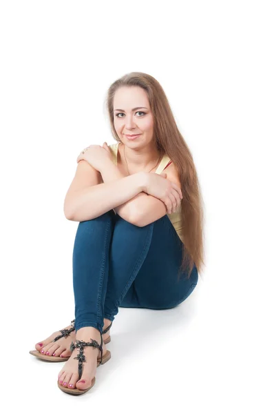 Positieve jonge vrouwelijke zittend op de vloer — Stockfoto