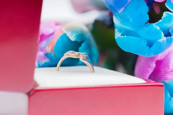 Кольцо и необычные разноцветные тюльпаны — стоковое фото