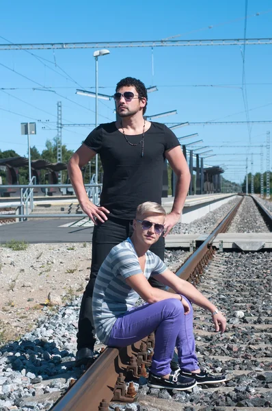 Два хлопці на залізничних коліях — стокове фото