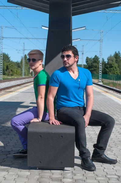 Красивые парни сидят на платформе — стоковое фото