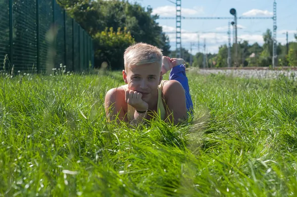英俊的年轻男子，在草地上 — 图库照片