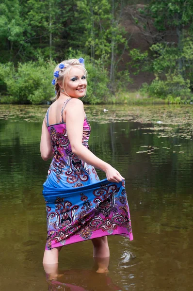 연못에 서 있는 아름 다운 여자 — 스톡 사진