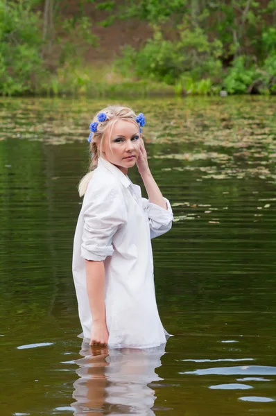 연못에 흰 서 아름 다운 여자 — 스톡 사진