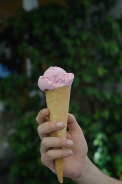 pembe dondurma tutan el