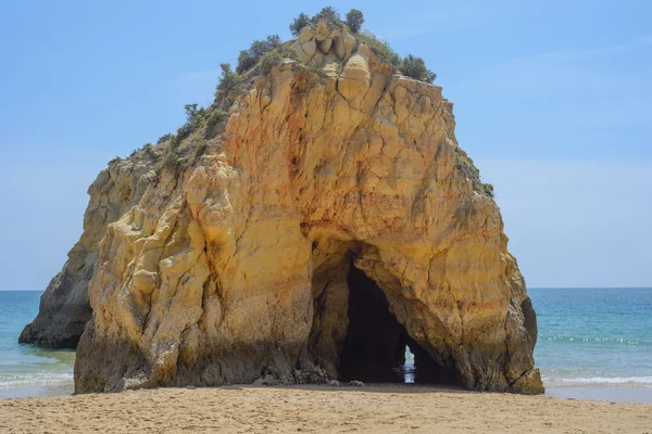 Rocher avec grotte dans l'océan — Photo