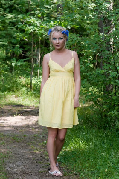 Junge schöne Dame in gelbem Kleid in — Stockfoto