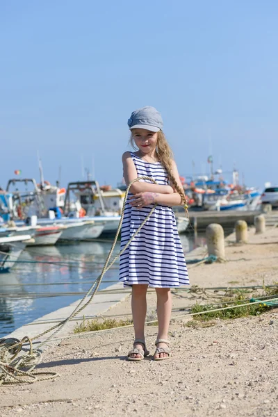 Adorable niña en el pueblo de pescadores —  Fotos de Stock