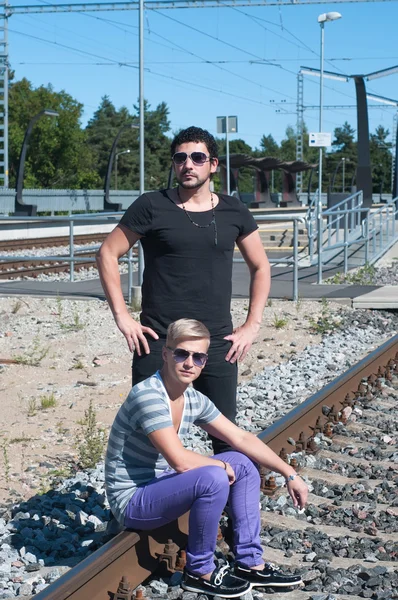 Twee mooie jonge jongens op rails — Stockfoto