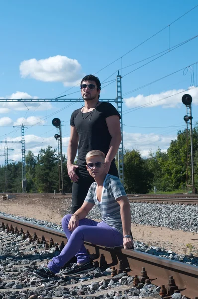 Twee jonge aantrekkelijke kerel op rails — Stockfoto
