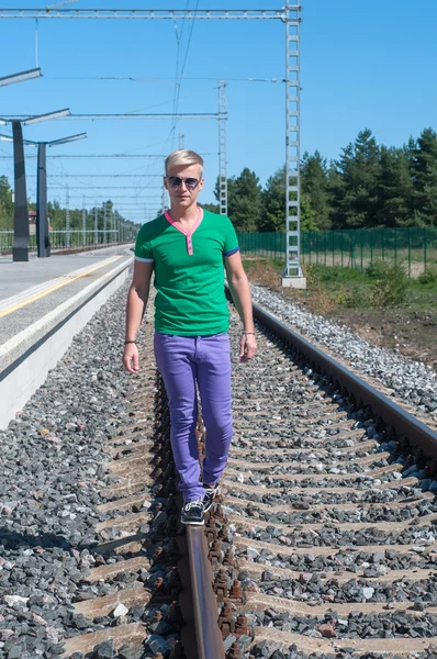 Jonge mannen lopen op het spoor — Stockfoto