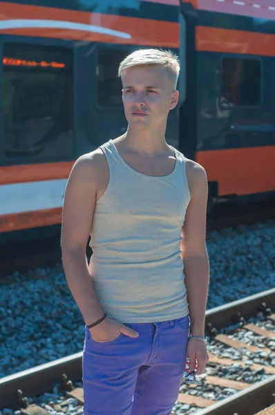 Man op de achtergrond van de trein — Stockfoto