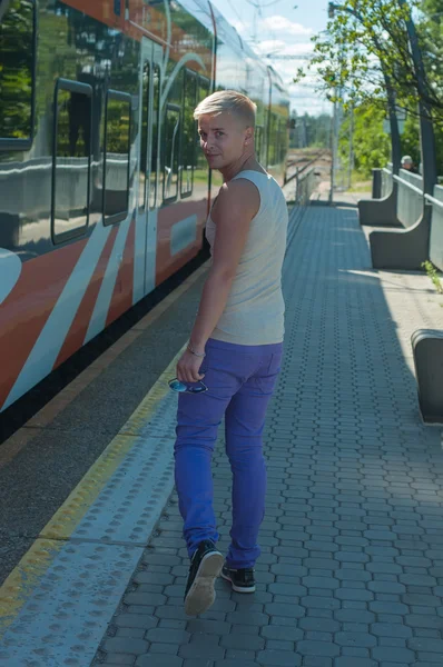 Trenin arka planda yürüyen adam — Stok fotoğraf