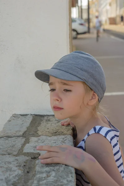 Adorable little girl in the city — Stock Photo, Image