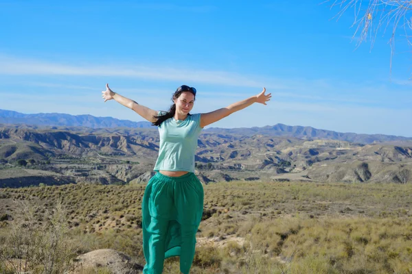 幸福的女人张开双臂站在山 — 图库照片