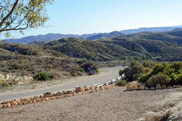 Slingrande asfalterad väg i Spanien — Stockfoto