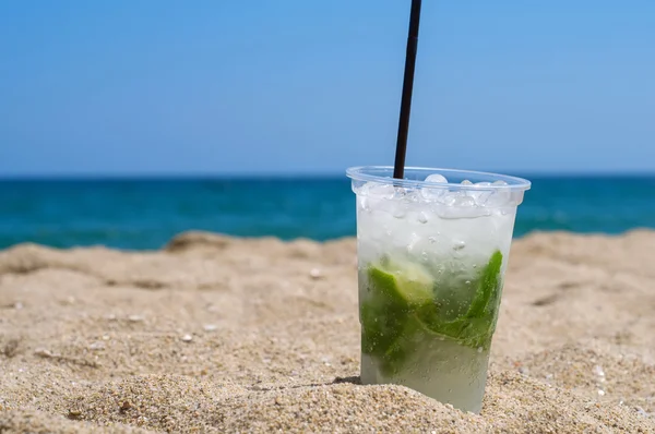 Mojito cocktail på stranden — Stockfoto