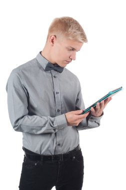 tablet elleri olan bir erkek