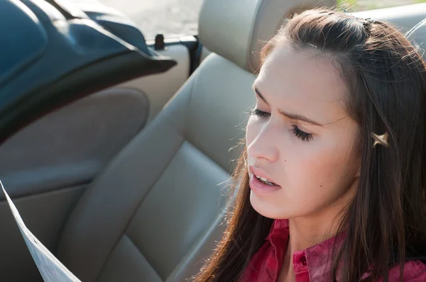 Mooie brunette vrouw is lezen — Stockfoto