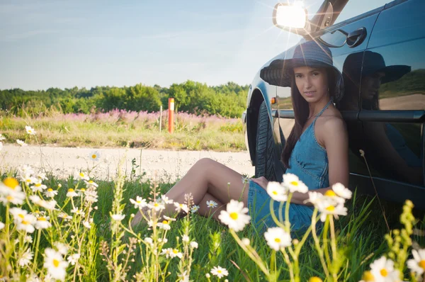 녹색 차 근처에 앉아 젊은 예쁜 여자 — 스톡 사진