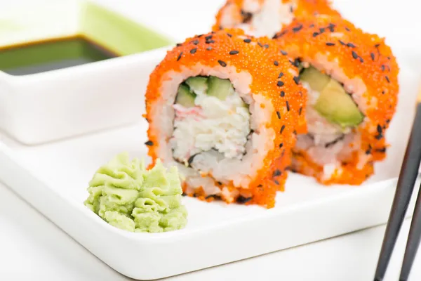 Rolos de sushi Maki na placa — Fotografia de Stock