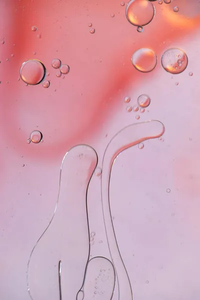 Розовая абстрактная фоновая картинка с маслом, водой и мылом — стоковое фото