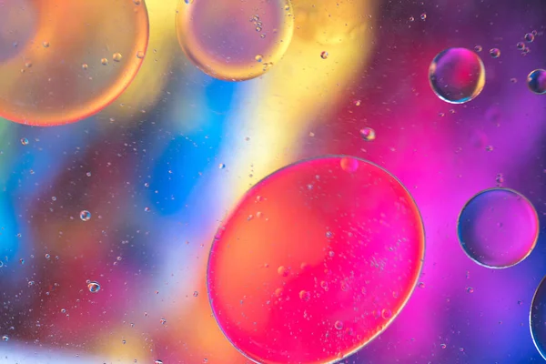 Рисунок на фоне радуги, сделанный из масла, воды и мыла — стоковое фото