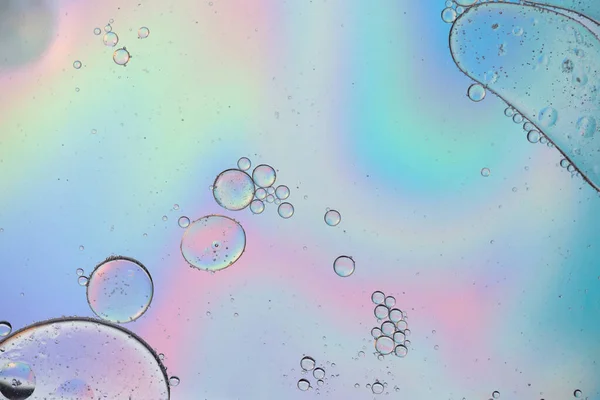 Голографический красочный абстрактный фон с капельками масла на воде — стоковое фото
