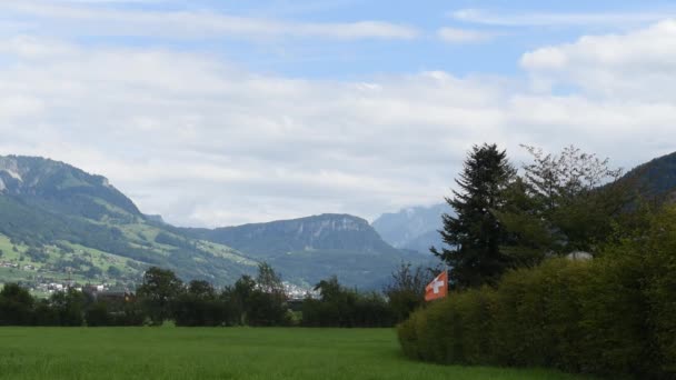 Slowmotion Vackra Berg Landskap Med Rörlig Schweiziska Flagga Schweiz Alperna — Stockvideo