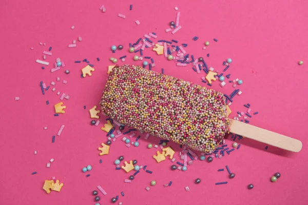 Helado en palo con chispas de colores —  Fotos de Stock